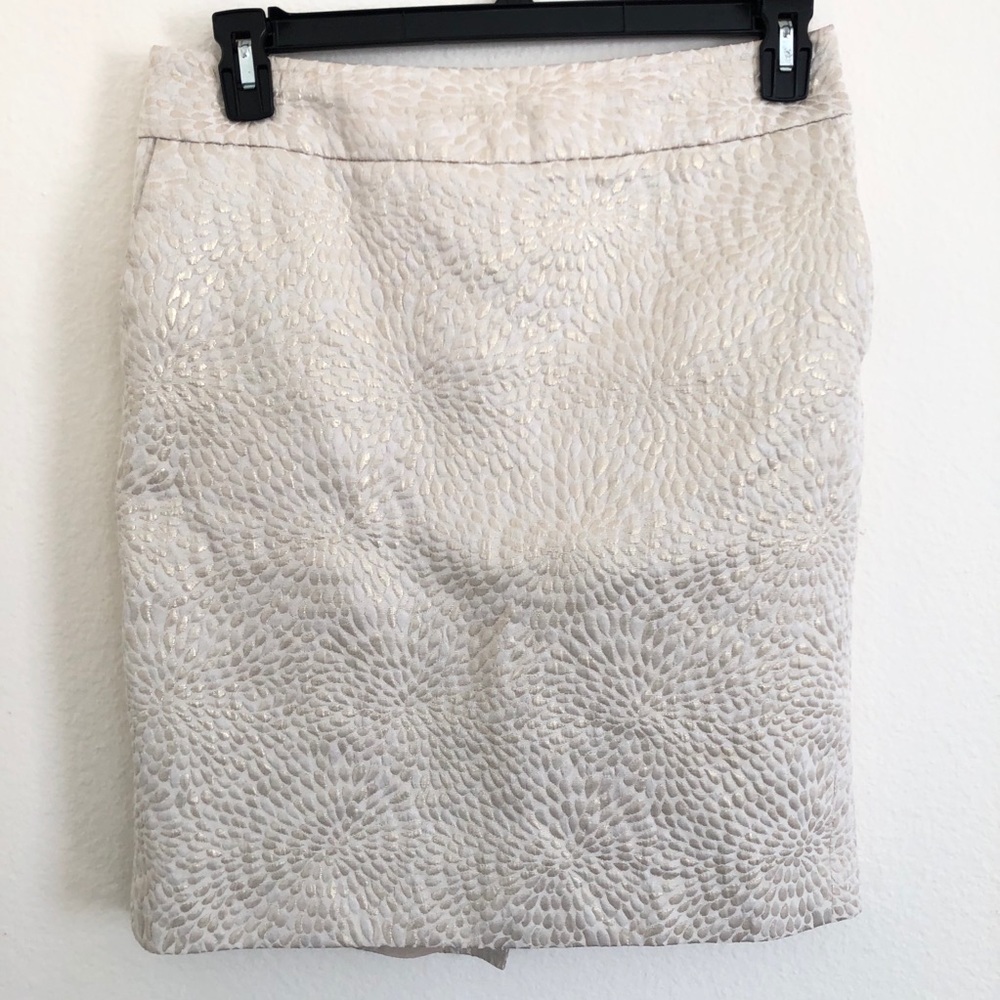 Ann Taylor Short Embossed design skirt w/ gold threading 8